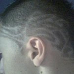 Coiffure avec dessins tribaux