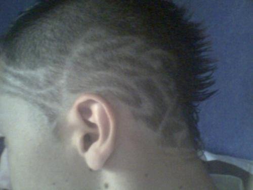 Coiffure avec dessins tribaux