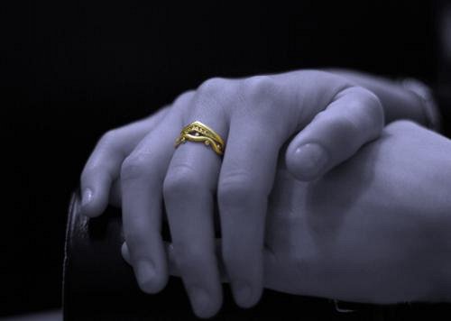 Mains et bague