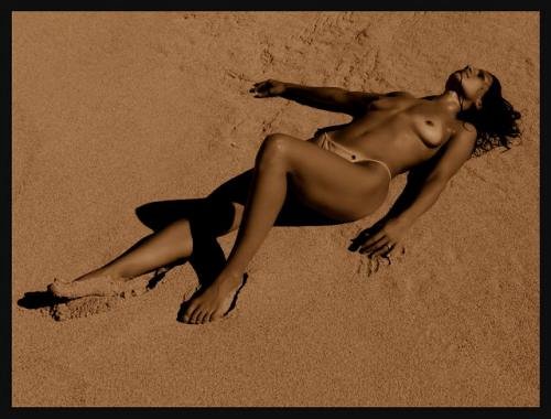 Allongée sur le sable